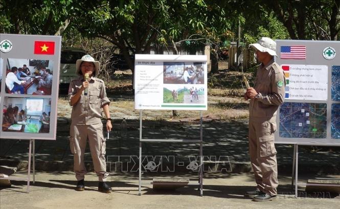 Cán bộ phụ trách Dự án hợp tác khảo sát, rà phá bom chùm và các loại vật nổ khác tại Quảng Bình giới thiệu các phương pháp hoạt động khảo sát, rà phá bom mìn. Ảnh: Đức Thọ - TTXVN