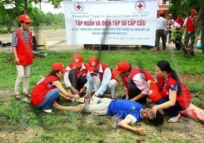 Hội Chữ Thập đỏ Quảng Trị phối hợp với Ủy ban Chữ thập đỏ quốc tế tổ chức tập huấn, diễn tập tình huống sơ cấp cứu tai nạn bom, mìn cho các tình nguyện viên chữ thập đỏ thuộc các xã trong vùng dự án 