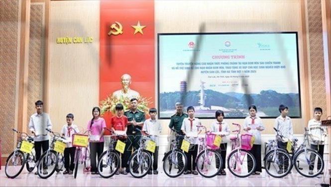 Chiều 22/5/2025, tại Hà Tĩnh, Hội Hỗ trợ khắc phục hậu quả bom mìn Việt Nam phối hợp với Ban Chỉ huy quân sự huyện Can Lộc tổ chức chương trình tuyên truyền nâng cao nhận thức phòng tránh tai nạn bom mìn, hỗ trợ sinh kế cho các nạn nhân và tặng xe đạp cho học sinh nghèo vượt khó. Trong ảnh: Thiếu tướng Trần Hồng Công, Tổng thư ký Hội hỗ trợ khắc phục hậu quả bom mìn Việt Nam trao tặng xe đạp cho học sinh có hoàn cảnh khó khăn. Ảnh: Minh Đức - TTXVN