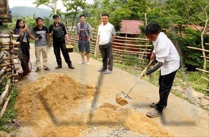 Anh Đinh Thá, người Arem thuộc dân tộc thiểu số Chứt, tại bản Arem, xã Tân Trạch, huyện Bố Trạch, tỉnh Quảng Bình có thể lao động nhờ được lắp cánh tay giả. Ảnh: Văn Tý - TTXVN