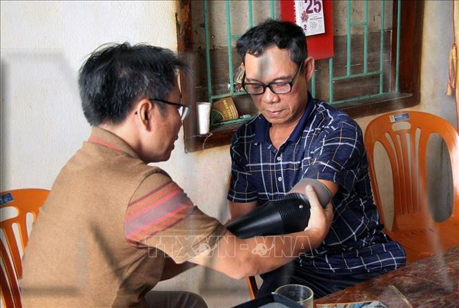 Hiện cả nước xây dựng được 40 trung tâm công tác xã hội và 400 cơ sở bảo trợ xã hội phục hồi chức năng trong và ngoài công lập để hỗ trợ người khuyết tật, trong đó có người bị ảnh hưởng do bom, mìn còn sót lại sau chiến tranh. Trong ảnh: Kỹ thuật viên của dự án lắp cánh tay giả cho anh Trần Đình Thêu, thôn Trung Thượng, xã Quảng Sơn, thị xã Ba Đồn (Quảng Bình), nạn nhân bị tai nạn do bom mìn. Ảnh: Văn Tý - TTXVN