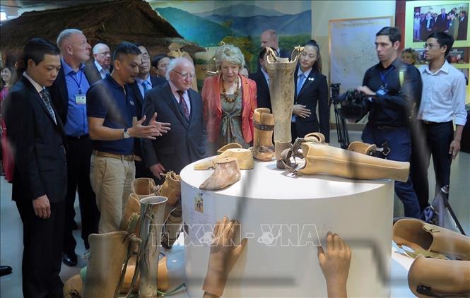 Tổng thống Ireland Michael D. Higgins đến thăm Trung tâm khách tham quan hoạt động bom, mìn tại Làng trẻ em trên hết thuộc Dự án RENEW (10/11/2016). Ảnh: Trần Tĩnh - TTXVN