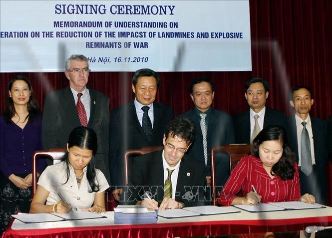 Những năm qua, cộng đồng các nhà tài trợ quốc tế và các tổ chức phi chính phủ đã có những hỗ trợ quý báu về trang thiết bị, kinh phí cho hoạt động khắc phục hậu quả bom, mìn ở Việt Nam. Trong ảnh: Ký kết Bản ghi nhớ Chương trình hỗ trợ và hợp tác về khắc phục hậu quả bom mình tại Việt Nam giai đoạn 2010 - 2015 giữa Bộ LĐ-TB-XH, Trung tâm Quốc tế Geneva về khắc phục bom mìn nhân đạo và Quỹ Cựu chiến binh Mỹ tại Việt Nam, ngày 16/11/2010. Ảnh: Hữu Việt - TTXVN