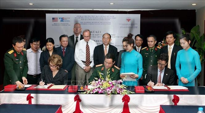 Cơ quan thường trực Ban Chỉ đạo Nhà nước về Chương trình hành động Quốc gia khắc phục hậu quả bom, mìn sau chiến tranh (Ban Chỉ đạo 504), Trung tâm Quốc tế Geneva về Khắc phục bom mìn Nhân đạo (GICHD) và Trung tâm Quốc tế về hỗ trợ, hợp tác khắc phục hậu quả bom mìn sau chiến tranh tại Việt Nam (IC-VVAF) ký kết Biên bản ghi nhớ về hợp tác và hỗ trợ trong lĩnh vực khắc phục hậu quả bom mìn tại Việt Nam, giai đoạn 2012 - 2015 (Hà Nội, 27/3/2013). Ảnh: Anh Tuấn - TTXVN