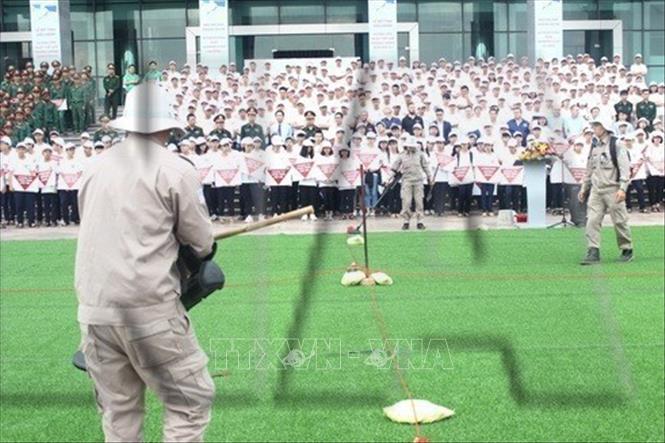 Thao diễn các quy trình rà phá bom mìn, vật liệu nổ tại Lễ mít tinh, diễu hành hưởng ứng Ngày thế giới phòng chống bom mìn (4/4). Ảnh: Thanh Thủy - TTXVN