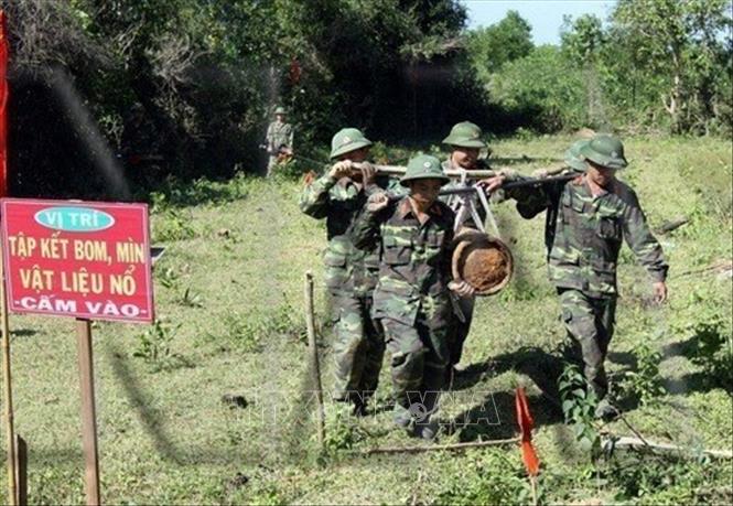 Bằng nguồn lực trong nước cùng sự hỗ trợ của cộng đồng quốc tế, mỗi năm Việt Nam rà phá được từ 40.000 - 50.000 ha ở các khu vực ô nhiễm bom, mìn. Trong ảnh: Lực lượng công binh Tổng công ty 319 (Bộ Quốc phòng) đưa vật liệu nổ rà phá được về nơi tập kết tại xã Bình Đông, huyện Bình Sơn, Quảng Ngãi (2/2012). Ảnh: Trọng Đức - TTXVN