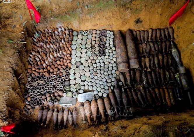 Năm 2023, 8 đội tìm kiếm trên địa bàn tỉnh Hà Giang tháo gỡ, làm sạch bom, mìn trên diện tích 273/1500 ha, hủy, thu gom được hơn 4284 đơn vị mìn BB, mìn phóng, 371 đạn pháo, cối; 127 kíp các loại, 409 lựu đạn, đạn nhọn 5487…Ảnh: Hoàng Hiếu - TTXVN