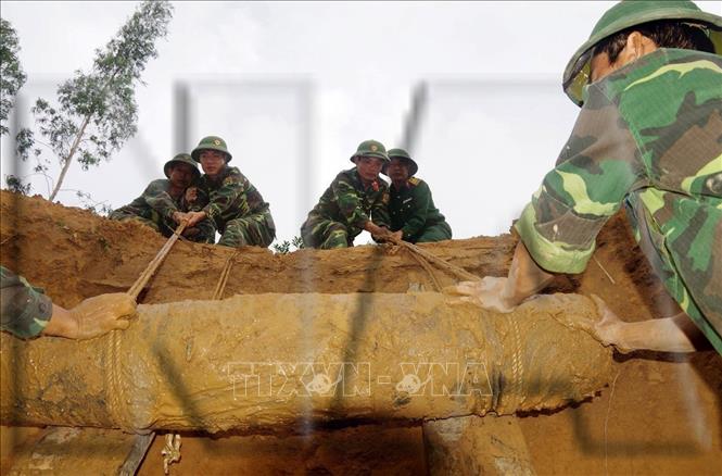 Bằng nguồn lực trong nước cùng sự hỗ trợ của cộng đồng quốc tế, mỗi năm Việt Nam rà phá được từ 40.000 - 50.000ha ở các khu vực ô nhiễm bom, mìn. Trong ảnh: Đơn vị thi công rà phá bom, mìn vật nổ xử lý quả bom nặng 225 kg được phát hiện cách khu dân cư thôn Thạch Chẩm, xã Hòa Xuân Tây, huyện Đông Hòa (Phú Yên) khoảng 200m, nằm sâu dưới lòng đất 2m. Ảnh: Thế Lập - TTXVN