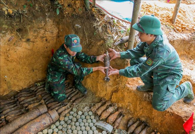 Cán bộ, chiến sĩ Công ty xử lý bom mìn, vật nổ 319 (Bộ Quốc phòng) thu gom bom, mìn tại vùng biên giới các xã Minh Tân, Tả Ván và Nghĩa Thuận, tỉnh Hà Giang (7/2023). Ảnh: Hoàng Hiếu - TTXVN
