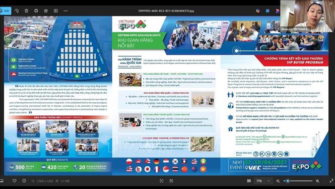 Đại diện Việt Nam giới thiệu về các kỳ hội chợ thương mại Vietnam Expo. Ảnh: Ngọc Thúy -  PV TTXVN tại Ấn Độ 