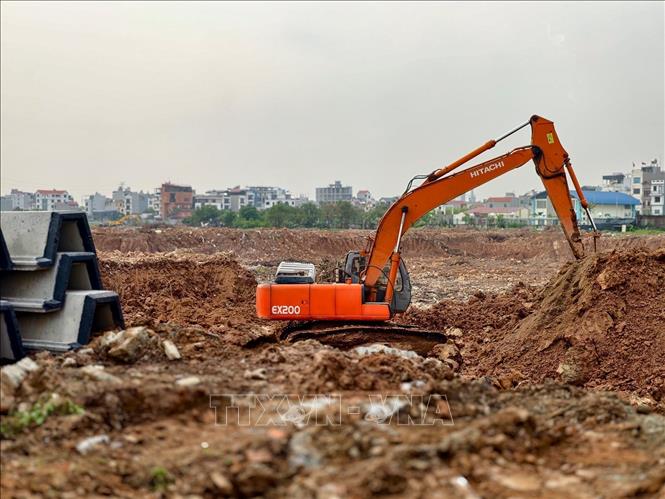 Máy móc hạng nặng san gạt, đào đắp tại công trường dự án. Ảnh: Trung Nguyên - TTXVN