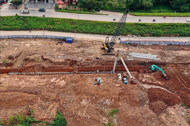 Hạng mục kè bao quanh hồ dài 2,5km đang dần hoàn thiện. Ảnh: Trung Nguyên - TTXVN