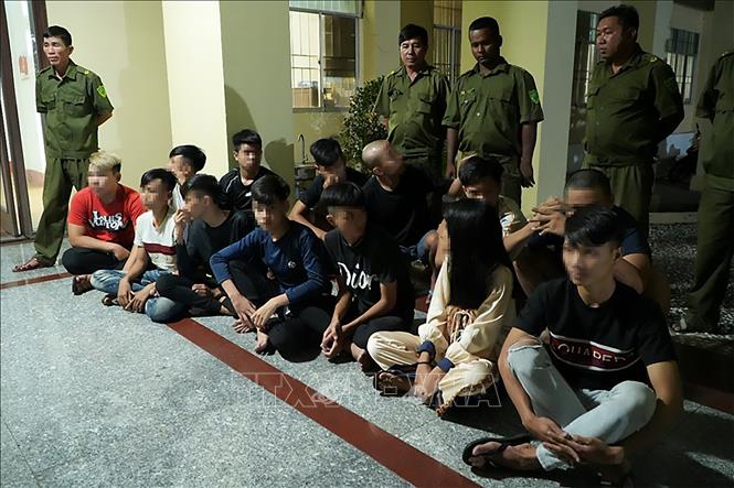 Nhóm đối tượng bị tạm giữ tại Công an phường Sóc Trăng. Ảnh: TTXVN phát