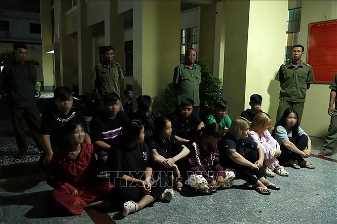 Nhóm đối tượng bị tạm giữ tại Công an phường Sóc Trăng. Ảnh: TTXVN phát