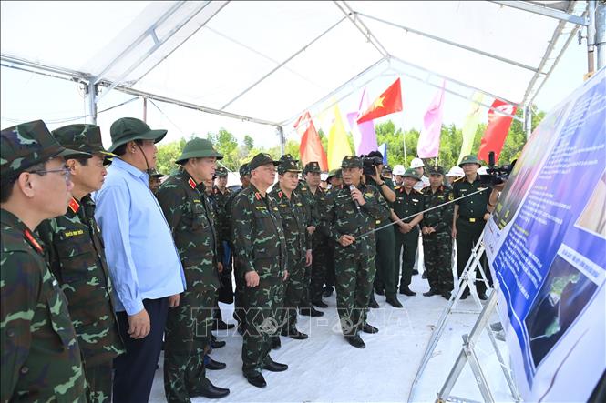 Binh đoàn 12 báo cáo với Thượng tướng Nguyễn Quang Ngọc về các dự án và tiến độ thực hiện các dự án.
Ảnh: Văn Đông / TTXVN phát.