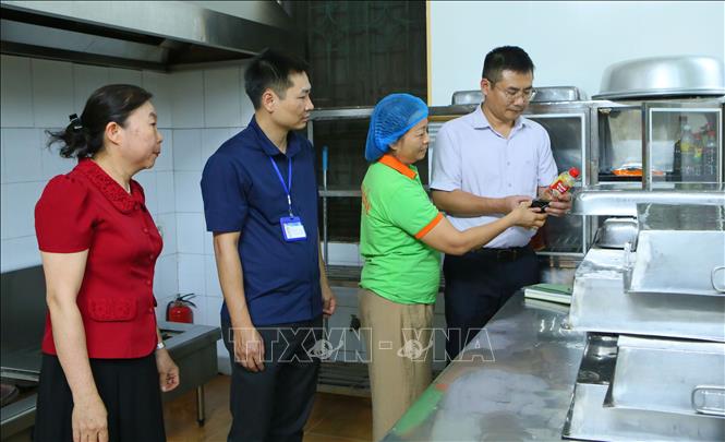 Đoàn kiểm tra của phường Nam Định kiểm tra thực phẩm dùng cho nấu ăn tại Trường Tiểu học Hùng Vương. Ảnh: Công Luật - TTXVN