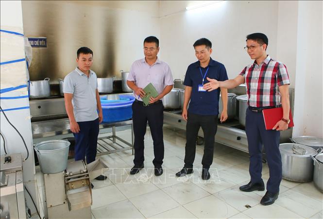 Đoàn kiểm tra của phường Nam Định kiểm tra khu bếp ăn của Trường Tiểu học Chu Văn An. Ảnh: Công Luật - TTXVN