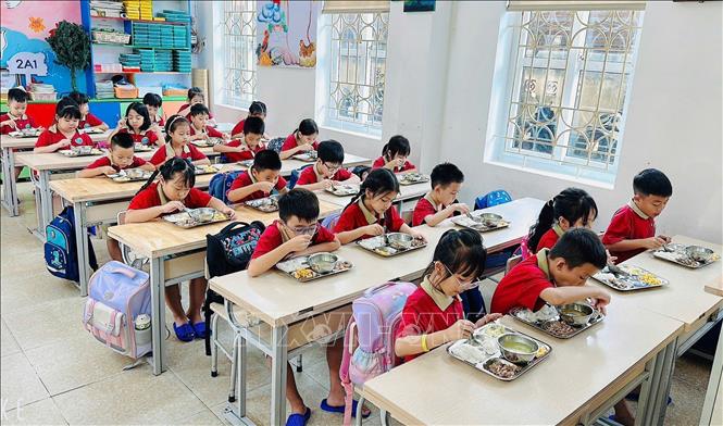  Học sinh trường Trường Tiểu học Chu Văn An ăn bán trú. Ảnh: Công Luật - TTXVN