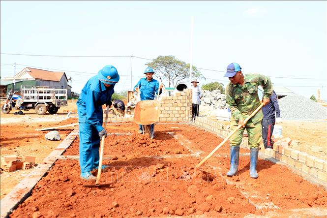 Cán bộ, chiến sĩ Bộ Chỉ huy Quân sự tỉnh Lâm Đồng được huy động để hỗ trợ thi công dự án. Ảnh: Hưng Thịnh – TTXVN