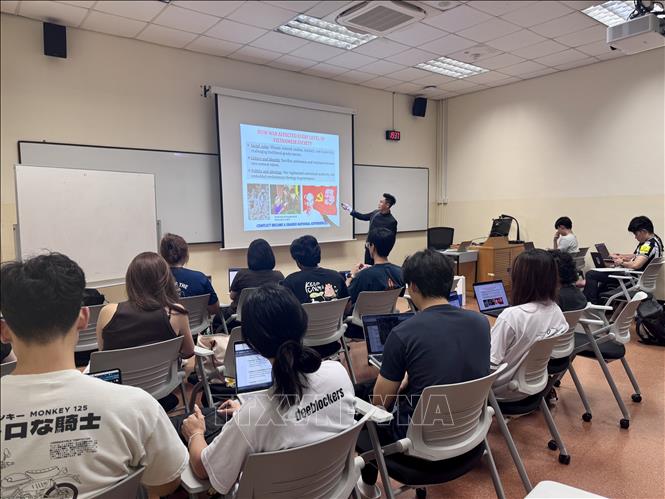 Quang cảnh lớp học lịch sử Việt Nam tại Singapore. Ảnh: Đỗ Vân - PV TTXVN tại Singapore