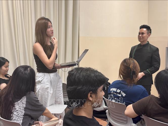 Sinh viên chia sẻ hiểu biết và cảm nhận về lịch sử Việt Nam tại buổi học. Ảnh: Đỗ Vân - PV TTXVN tại Singapore
