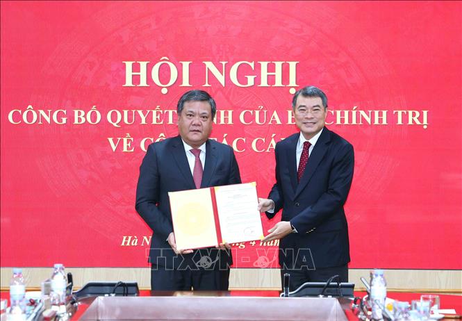 Đồng chí Lê Minh Hưng, Uỷ viên Bộ Chính trị, Bí thư Trung ương Đảng, Trưởng Ban Tổ chức Trung ương trao Quyết định của Bộ Chính trị cho đồng chí Trần Phong. Ảnh: Phương Hoa - TTXVN