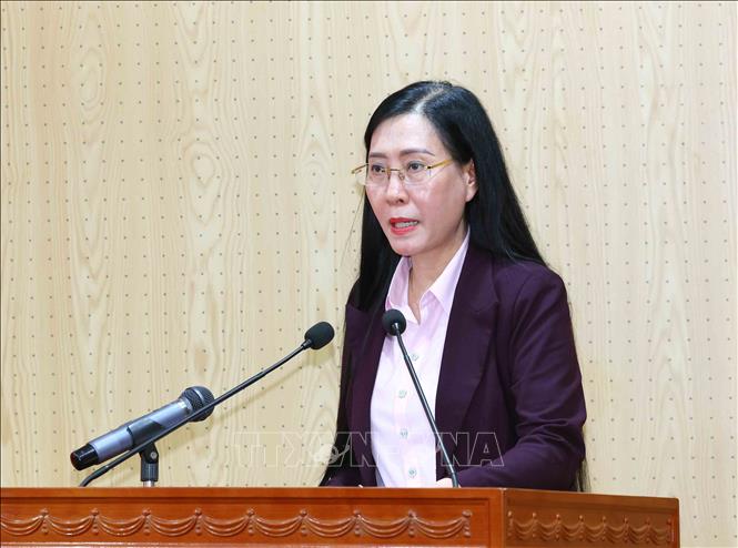 Đồng chí Bùi Thị Quỳnh Vân, Uỷ viên Trung ương Đảng, Phó Trưởng Ban Tổ chức Trung ương công bố Quyết định của Bộ Chính trị về công tác cán bộ. Ảnh: Phương Hoa - TTXVN