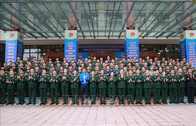 Đại tướng Phan Văn Giang, Ủy viên Bộ Chính trị, Phó Bí thư Quân ủy Trung ương, Bộ trưởng Bộ Quốc phòng; Đại tướng Nguyễn Trọng Nghĩa, Ủy viên Bộ Chính trị, Bí thư Trung ương Đảng, Chủ nhiệm Tổng cục Chính trị QĐND Việt Nam và các đại biểu.  Ảnh: Trọng Đức - TTXVN