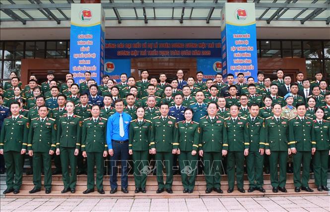 Đại tướng Phan Văn Giang, Ủy viên Bộ Chính trị, Phó Bí thư Quân ủy Trung ương, Bộ trưởng Bộ Quốc phòng; Đại tướng Nguyễn Trọng Nghĩa, Ủy viên Bộ Chính trị, Bí thư Trung ương Đảng, Chủ nhiệm Tổng cục Chính trị QĐND Việt Nam và các đại biểu.  Ảnh: Trọng Đức - TTXVN