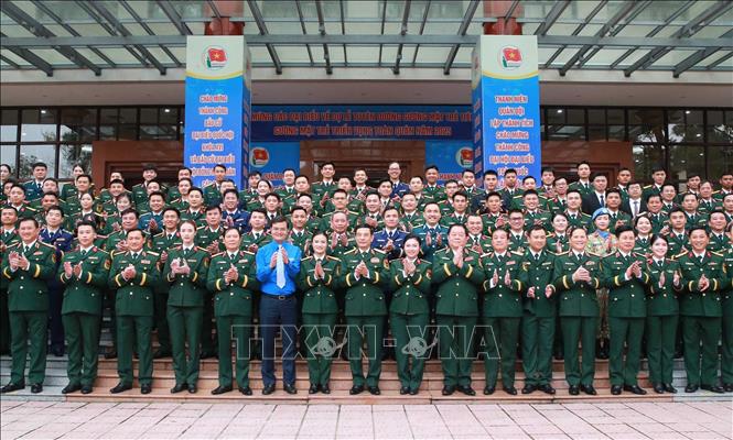 Đại tướng Phan Văn Giang, Ủy viên Bộ Chính trị, Phó Bí thư Quân ủy Trung ương, Bộ trưởng Bộ Quốc phòng; Đại tướng Nguyễn Trọng Nghĩa, Ủy viên Bộ Chính trị, Bí thư Trung ương Đảng, Chủ nhiệm Tổng cục Chính trị QĐND Việt Nam và các đại biểu.  Ảnh: Trọng Đức - TTXVN