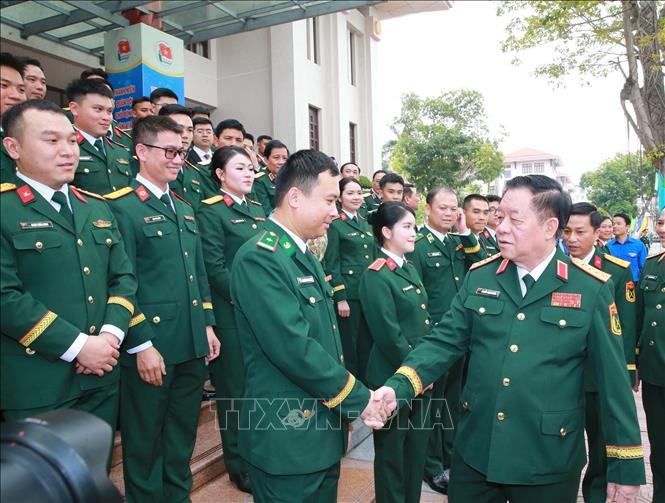 Đại tướng Nguyễn Trọng Nghĩa, Ủy viên Bộ Chính trị, Bí thư Trung ương Đảng, Chủ nhiệm Tổng cục Chính trị QĐND Việt Nam và các đại biểu.  Ảnh: Trọng Đức - TTXVN