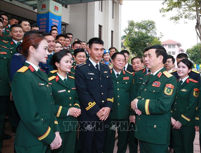 Đại tướng Phan Văn Giang, Ủy viên Bộ Chính trị, Phó Bí thư Quân ủy Trung ương, Bộ trưởng Bộ Quốc phòng; Đại tướng Nguyễn Trọng Nghĩa, Ủy viên Bộ Chính trị, Bí thư Trung ương Đảng, Chủ nhiệm Tổng cục Chính trị QĐND Việt Nam và các đại biểu.  Ảnh: Trọng Đức - TTXVN