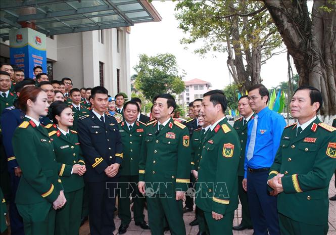 Đại tướng Phan Văn Giang, Ủy viên Bộ Chính trị, Phó Bí thư Quân ủy Trung ương, Bộ trưởng Bộ Quốc phòng; Đại tướng Nguyễn Trọng Nghĩa, Ủy viên Bộ Chính trị, Bí thư Trung ương Đảng, Chủ nhiệm Tổng cục Chính trị QĐND Việt Nam và các đại biểu.  Ảnh: Trọng Đức - TTXVN