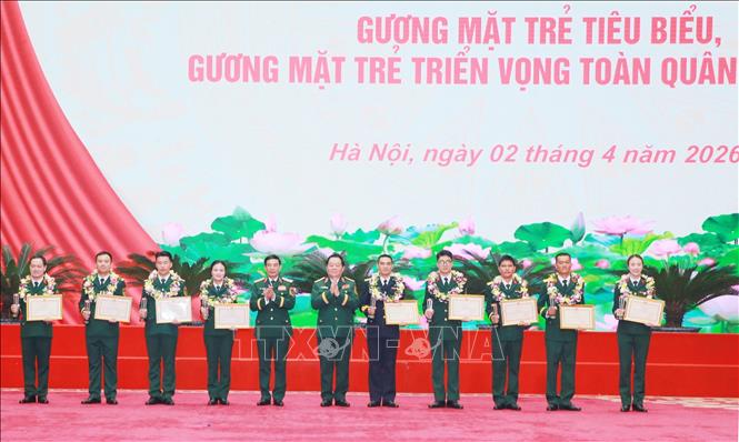 Đại tướng Phan Văn Giang và Đại tướng Nguyễn Trọng Nghĩa trao Bằng khen của Bộ trưởng Bộ Quốc phòng cho các gương mặt tiêu biểu. Ảnh: Trọng Đức - TTXVN