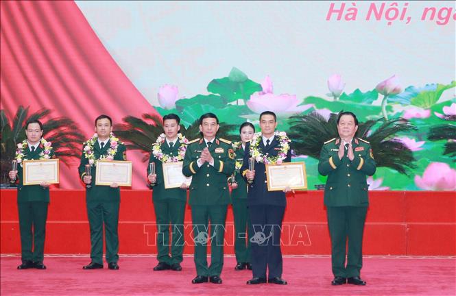 Đại tướng Phan Văn Giang và Đại tướng Nguyễn Trọng Nghĩa trao Bằng khen của Bộ trưởng Bộ Quốc phòng cho các gương mặt tiêu biểu. Ảnh: Trọng Đức - TTXVN