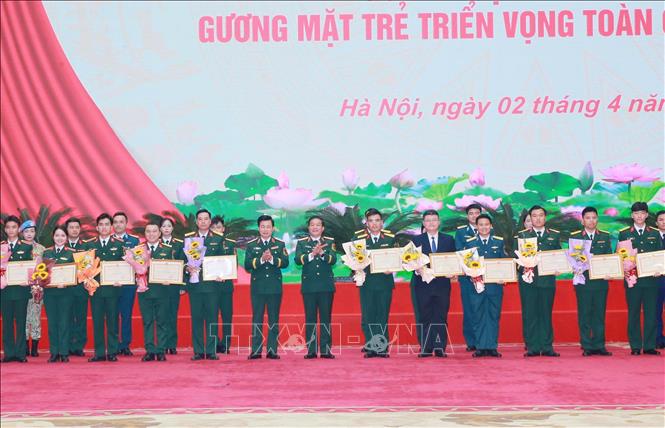 Thượng tướng Trương Thiên Tô và Thượng tướng Đỗ Xuân Tụng, Phó Chủ nhiệm Tổng cục Chính trị QĐND Việt Nam trao Bằng khen của Chủ nhiệm Tổng cục Chính trị cho các gương mặt trẻ triển vọng. Ảnh: Trọng Đức - TTXVN