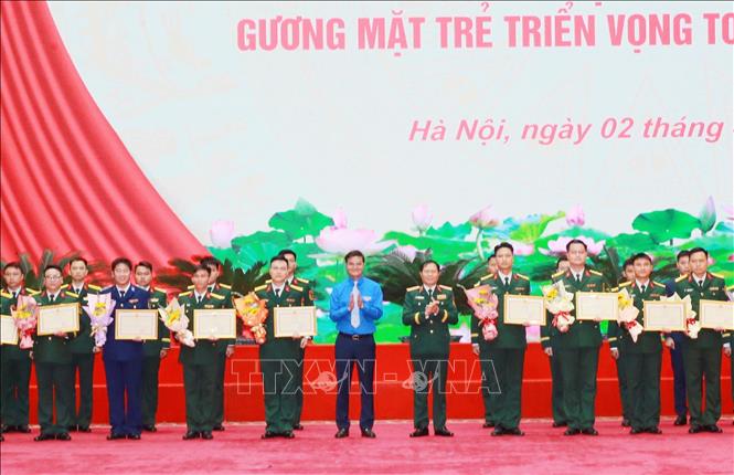 Đại tướng Nguyễn Tân Cương, Ủy viên Trung ương Đảng, Ủy viên Thường vụ Quân ủy Trung ương, Tổng Tham mưu trưởng QĐND Việt Nam, Thứ trưởng Bộ Quốc phòng và ông Bùi Quang Huy, Phó Chủ tịch Ủy ban Trung ương Mặt trận Tổ quốc Việt Nam, Bí thư thứ nhất Trung ương Đoàn trao Bằng khen của Chủ nhiệm Tổng cục Chính trị QĐND Việt Nam cho các gương mặt trẻ triển vọng. Ảnh: Trọng Đức - TTXVN