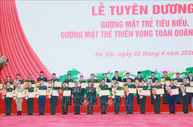 Thượng tướng Trương Thiên Tô và Thượng tướng Đỗ Xuân Tụng, Phó Chủ nhiệm Tổng cục Chính trị QĐND Việt Nam trao Bằng khen của Chủ nhiệm Tổng cục Chính trị cho các gương mặt trẻ triển vọng. Ảnh: Trọng Đức - TTXVN