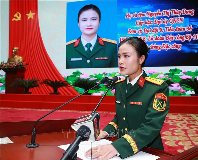 Đại úy quân nhân chuyên nghiệp Nguyễn Thị Thùy Dung, Đại đội 8, Lữ đoàn đặc công 113 - đại diện các gương mặt trẻ tiêu biểu trình bày tham luận. Ảnh: Trọng Đức - TTXVN