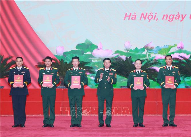  Đại tướng Phan Văn Giang, Ủy viên Bộ Chính trị, Phó Bí thư Quân ủy Trung ương, Bộ trưởng Bộ Quốc phòng trao Quyết định thăng hàm trước niên hạn cho 5 gương mặt trẻ tiêu biểu. Ảnh: Trọng Đức - TTXVN