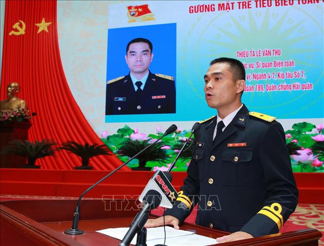 Thiếu tá Lê Văn Thu, sĩ quan điện toán kíp tàu số 7, Lữ đoàn 189, Quân chủng Hải quân - đại diện gương mặt trẻ tiêu biểu trình bày tham luận. Ảnh: Trọng Đức - TTXVN