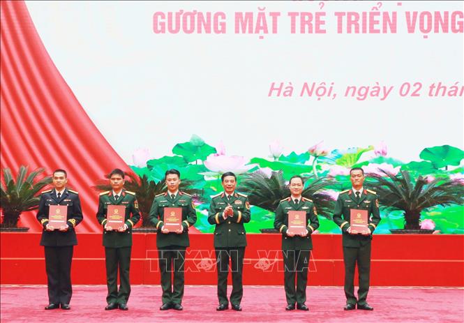  Đại tướng Phan Văn Giang, Ủy viên Bộ Chính trị, Phó Bí thư Quân ủy Trung ương, Bộ trưởng Bộ Quốc phòng trao Quyết định phong hàm trước niên hạn cho 5 gương mặt trẻ tiêu biểu. Ảnh: Trọng Đức - TTXVN
