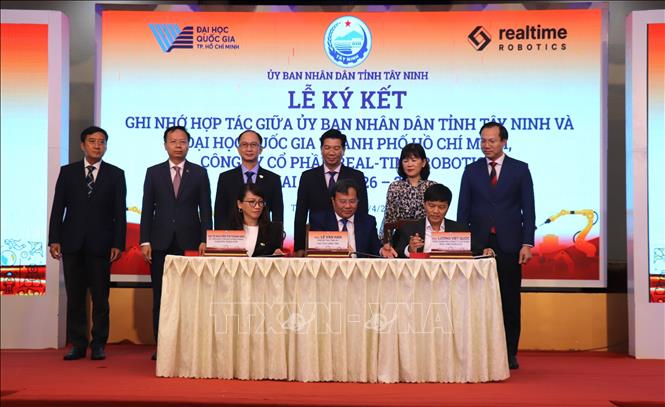 Chủ tịch UBND tỉnh Tây Ninh Lê Văn Hẳn ký kết hợp tác phát triển khoa học công nghệ với Đại học Quốc gia Thành phố Hồ Chí Minh và Công ty Cổ phần Real-Time Robotics. Ảnh: Đức Hạnh - TTXVN 