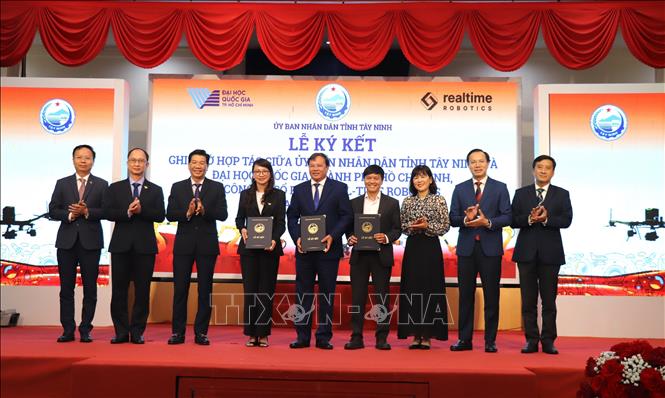 Chủ tịch UBND tỉnh Tây Ninh Lê Văn Hẳn ký kết hợp tác phát triển khoa học công nghệ với Đại học Quốc gia Thành phố Hồ Chí Minh và Công ty Cổ phần Real-Time Robotics. Ảnh: Đức Hạnh - TTXVN 