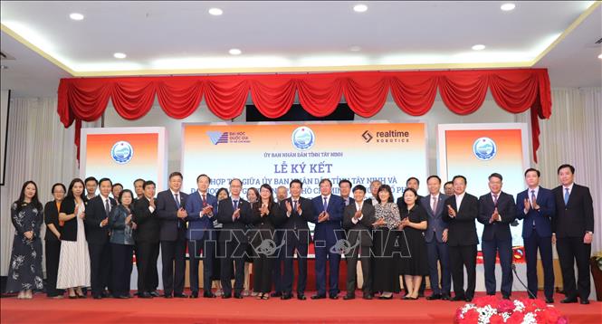 Lễ ký kết hợp tác phát triển khoa học công nghệ giữa UBND tỉnh Tây Ninh với Đại học Quốc gia Thành phố Hồ Chí Minh và Công ty Cổ phần Real-Time Robotics. Ảnh: Đức Hạnh - TTXVN 