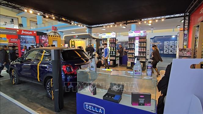 Một công ty liên kết hãng Fiat giới thiệu sản phẩm chăm sóc ô tô tại Triển lãm. Ảnh: Nguyễn An - PV TTXVN tại Algeria