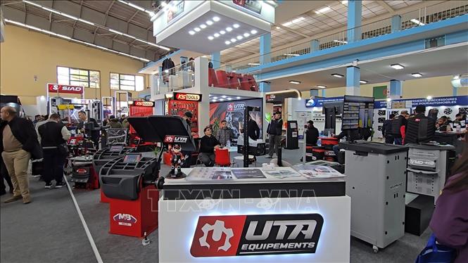 Gian hàng giới thiệu các công nghệ chẩn đoán - khắc phục lỗi mới trong ngành ô tô. Ảnh: Nguyễn An - PV TTXVN tại Algeria