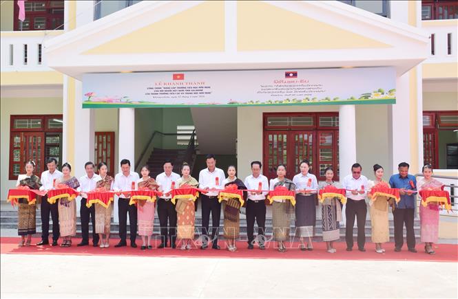 Đại biểu hai nước cắt băng khánh thành Trường Tiểu học và Trung học Hữu nghị cho Hội người Việt Nam tỉnh Salavan. Ảnh: Xuân Tú - PV TTXVN tại Lào