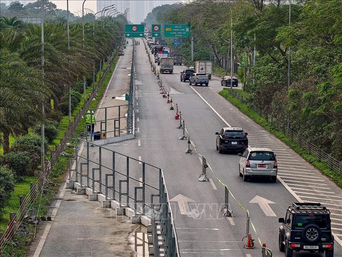 Phần mặt đường còn lại được tổ chức lại, tận dụng cả làn dừng khẩn cấp, đảm bảo bề rộng lưu thông từ khoảng 9,05m đến 10,5m mỗi chiều. Ảnh: Trung Nguyên - TTXVN