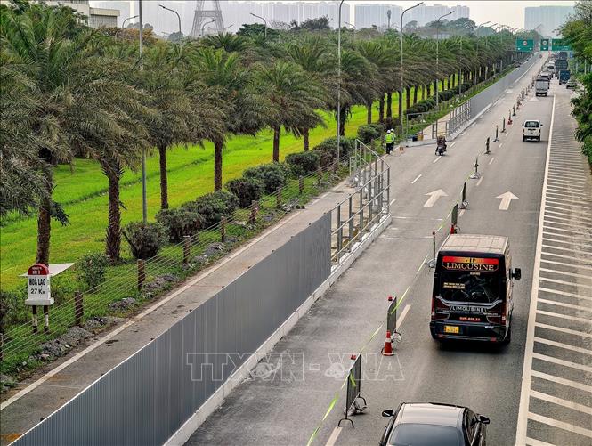 Vị trí rào chắn được xác định tại Km3+009 đến Km3+704 (dài khoảng 700m) để phục vụ thi công khu gian S6 – S7 thuộc tuyến Metro số 5 (Văn Cao – Ngọc Khánh – Láng – Hòa Lạc). Ảnh: Trung Nguyên - TTXVN